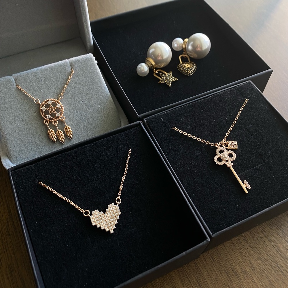 Bundle of jewelry, Pearl ear-rings and necklaces